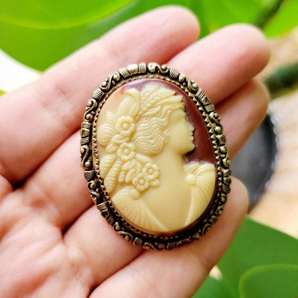 Vintage Cameo Bouchet Brooch Pin